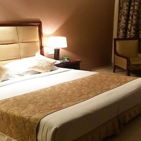 Godwin Hotel Meerut Exterior foto
